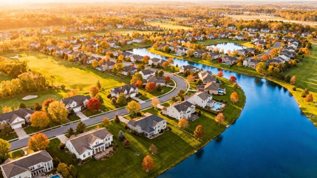 Aerial view of Lakewood Ranch's planned community with homes and greenery.